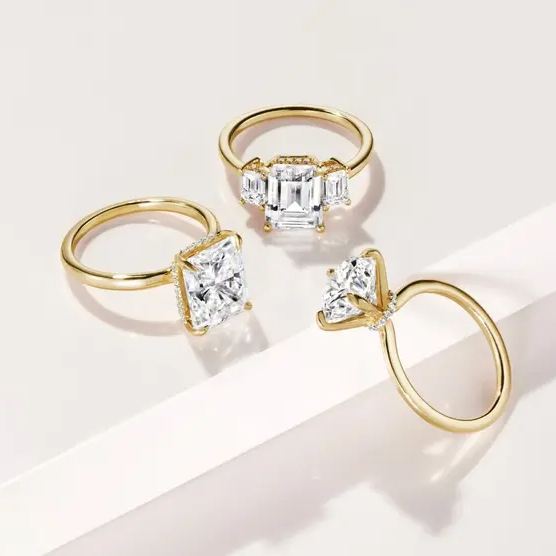 Lab Diamonds vs.Natural Diamonds: Which is Ideal for Your Engagement Ring?