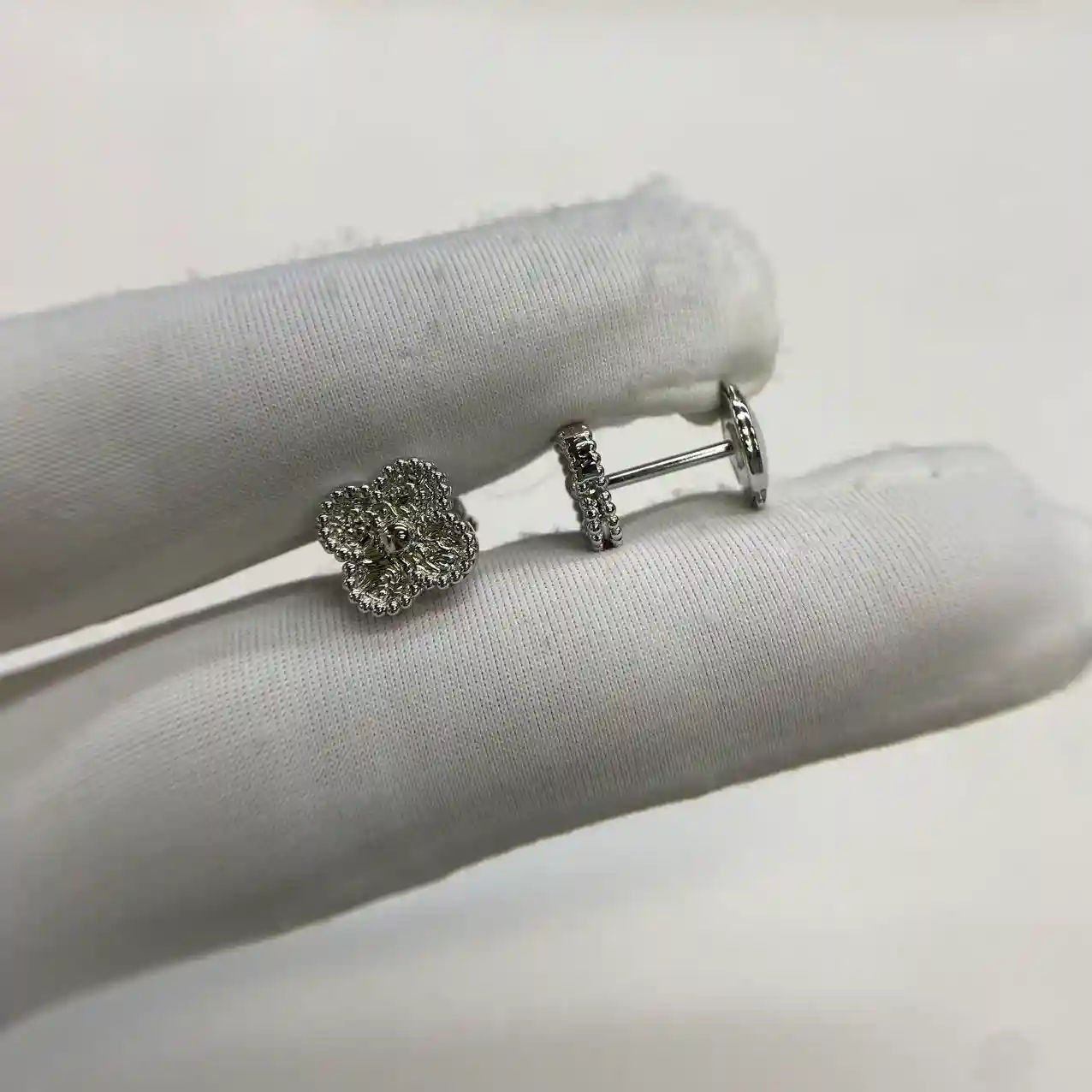 18K White Gold Van Cleef Arpels Sweet Alhambra Earstuds (4) 18K White Gold Van Cleef Arpels Sweet Alhambra Earstuds