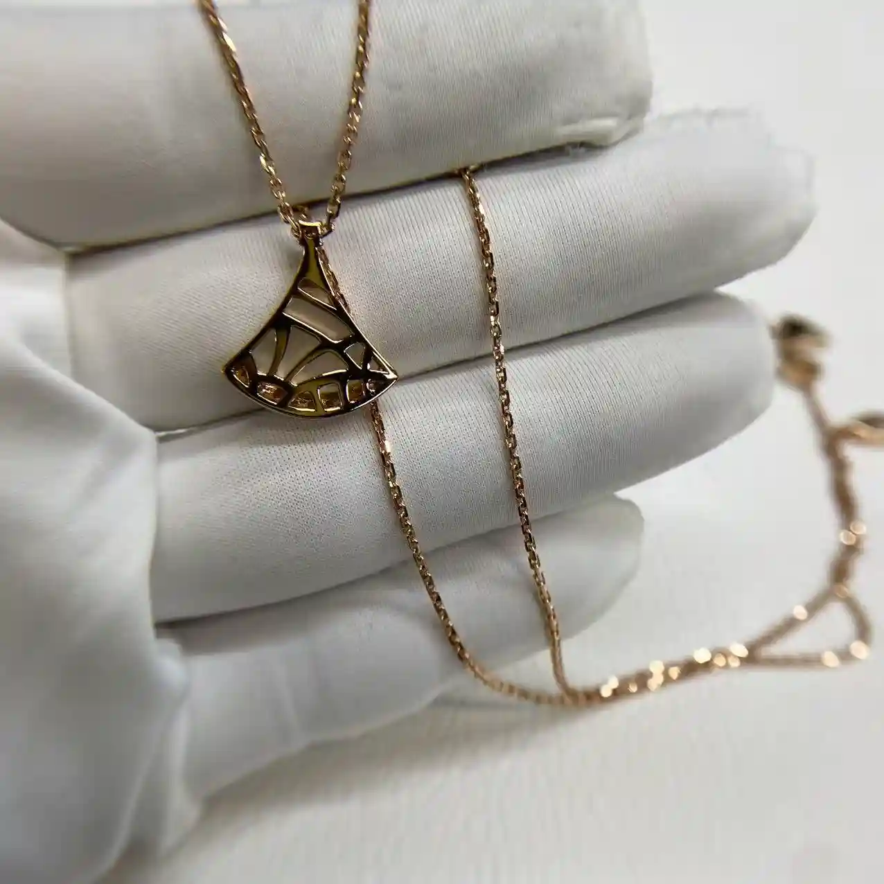 18K Rose Gold Bvlgari DIVAS’ DREAM Necklace Pave Diamonds Ref (5) 18K Rose Gold Bvlgari DIVAS’ DREAM Necklace Pave Diamonds Ref.358365