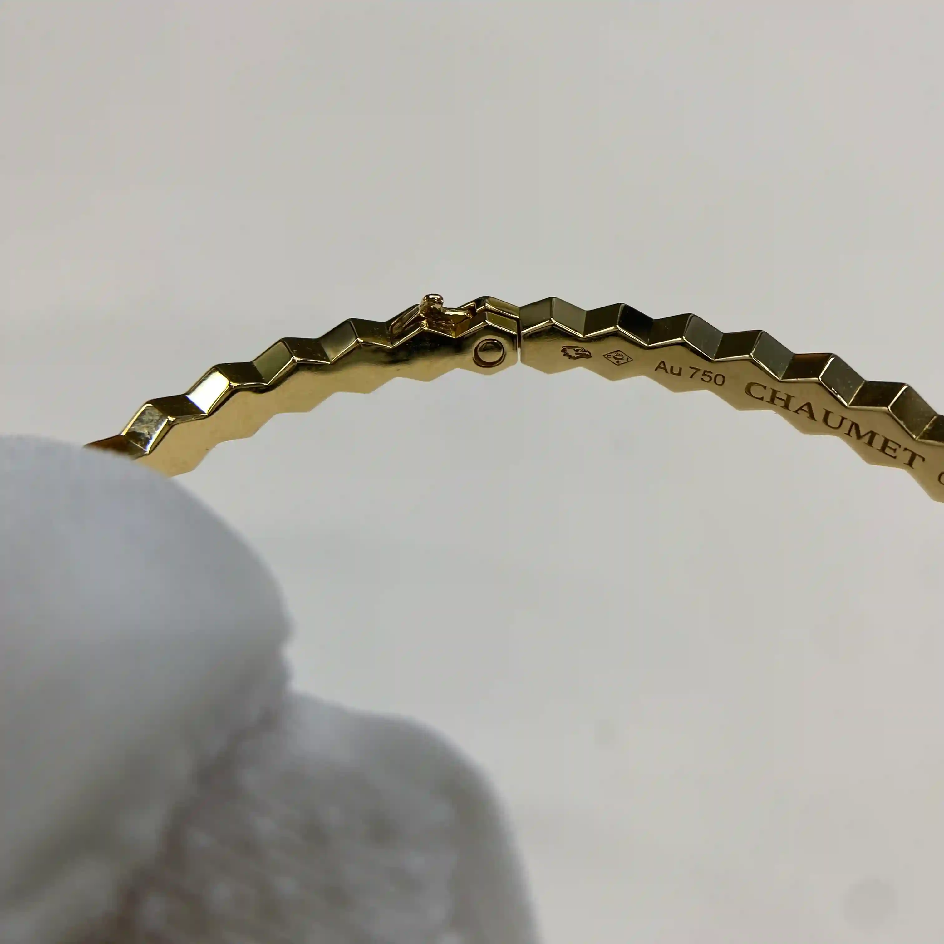 18K Yellow Gold Bee de Chaumet Bracelet Semi-pavé Diamonds 083439 (1) 18K Yellow Gold Bee de Chaumet Bracelet Semi-pavé Diamonds 083439