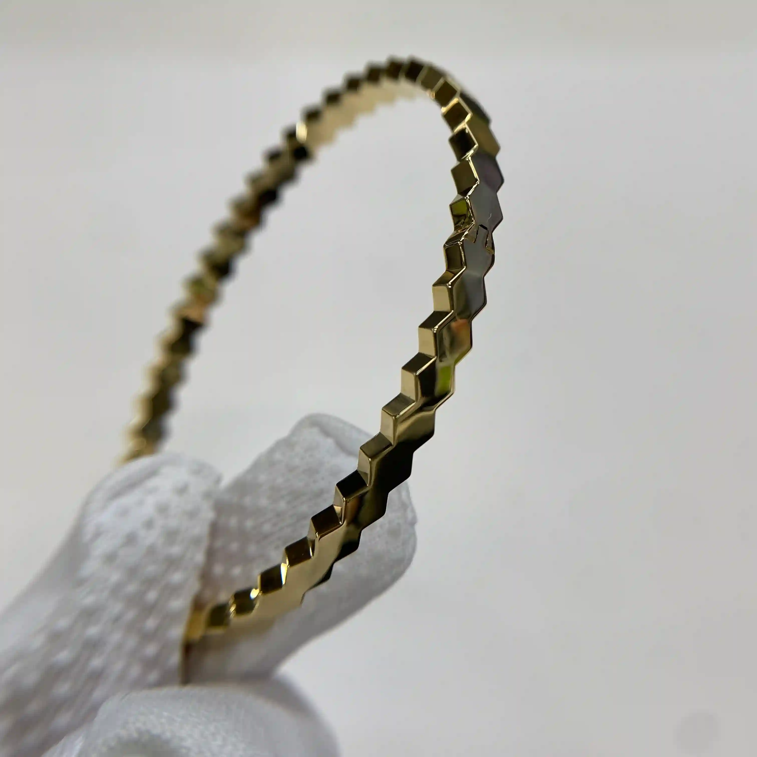 18K Yellow Gold Bee de Chaumet Bracelet Semi-pavé Diamonds 083439 (4) 18K Yellow Gold Bee de Chaumet Bracelet Semi-pavé Diamonds 083439