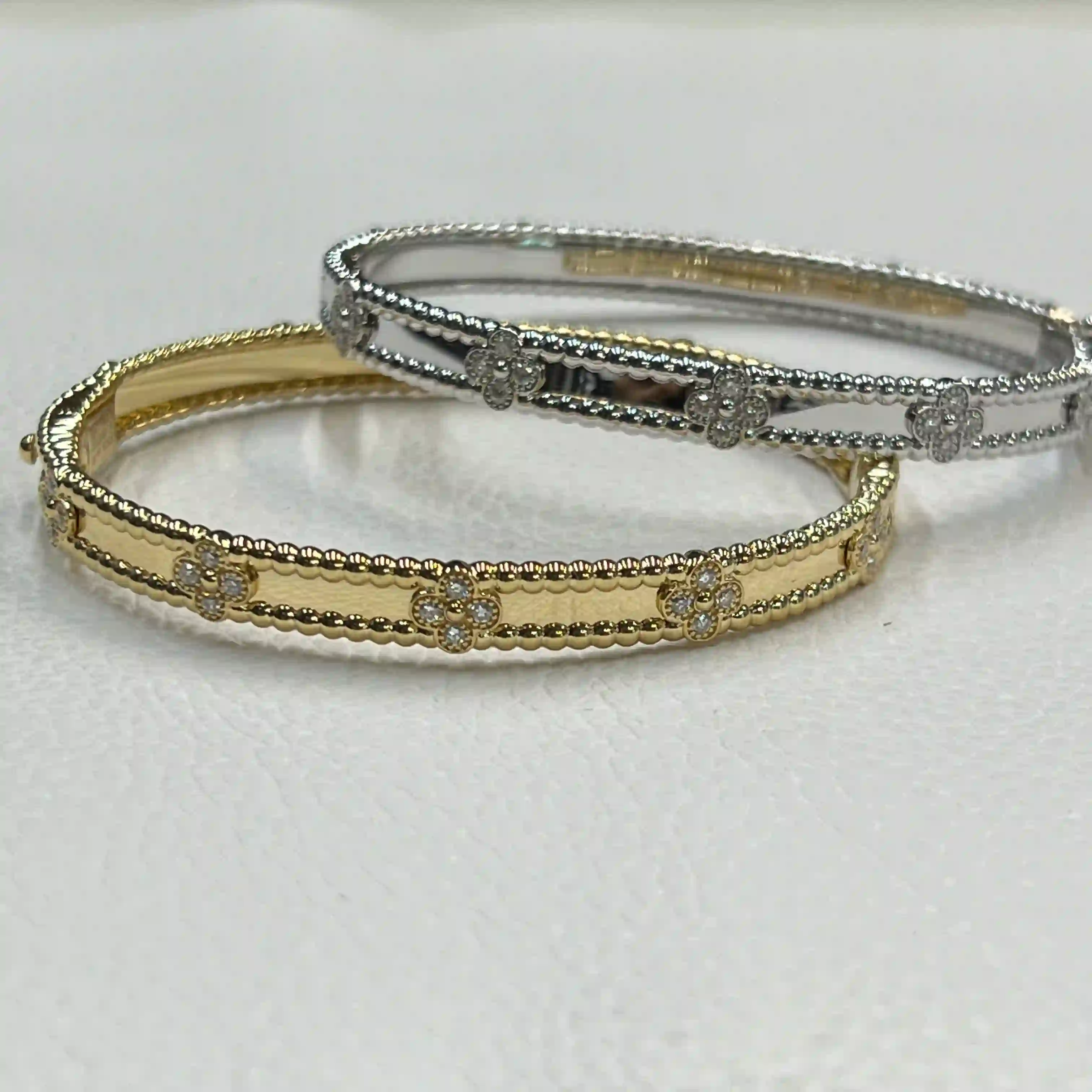 18K Yellow Gold Van Cleef Arpels Sweet Clovers Bracelet Medium Model VCARP6X600 (2) 18K Yellow Gold Van Cleef Arpels Sweet Clovers Bracelet Medium Model VCARP6X600