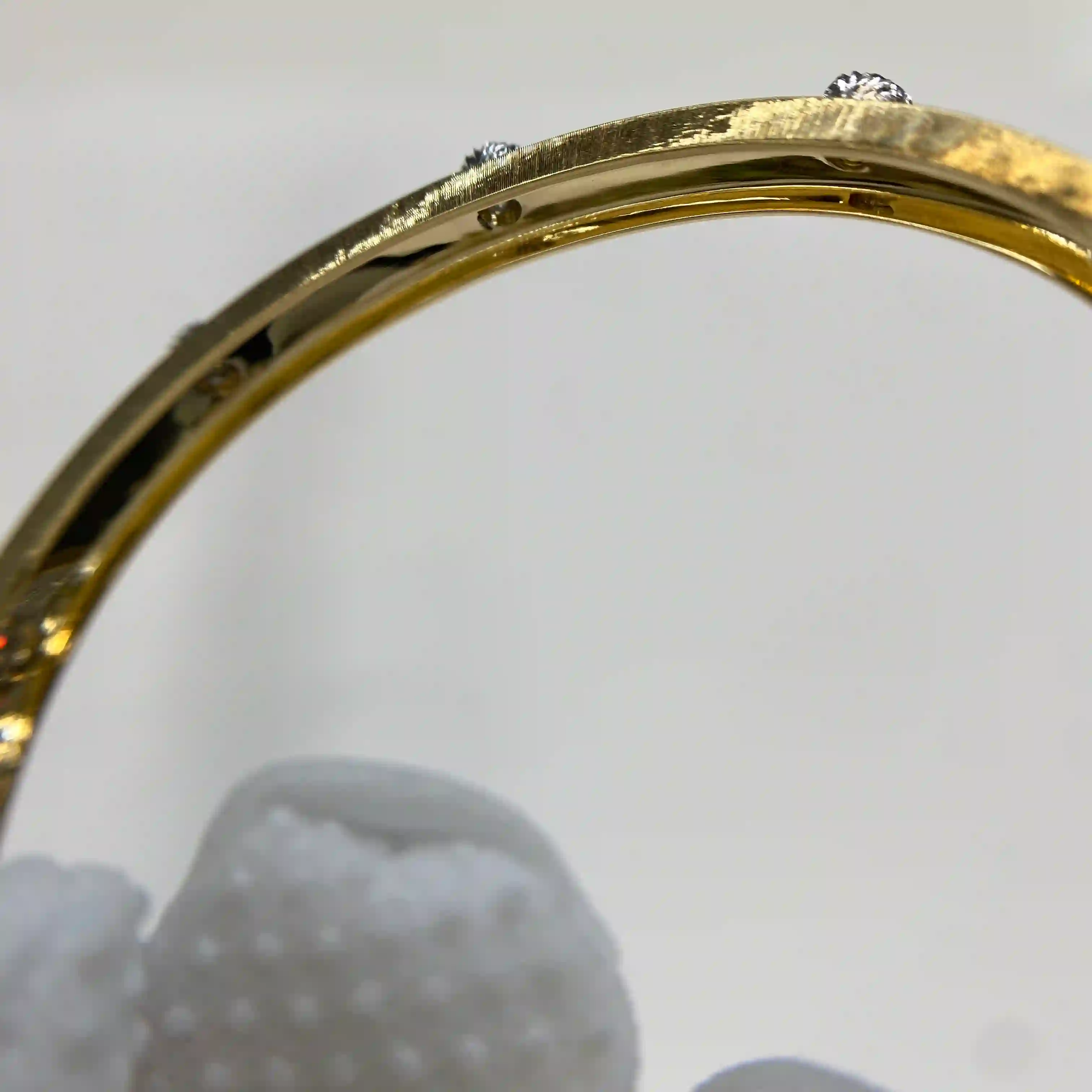 18K Yellow Gold and Diamond Buccellati Classica Macri Bangle Bracelet JAUBRA007093 (2) 18K Yellow Gold and Diamond Buccellati Classica Macri Bangle Bracelet JAUBRA007093