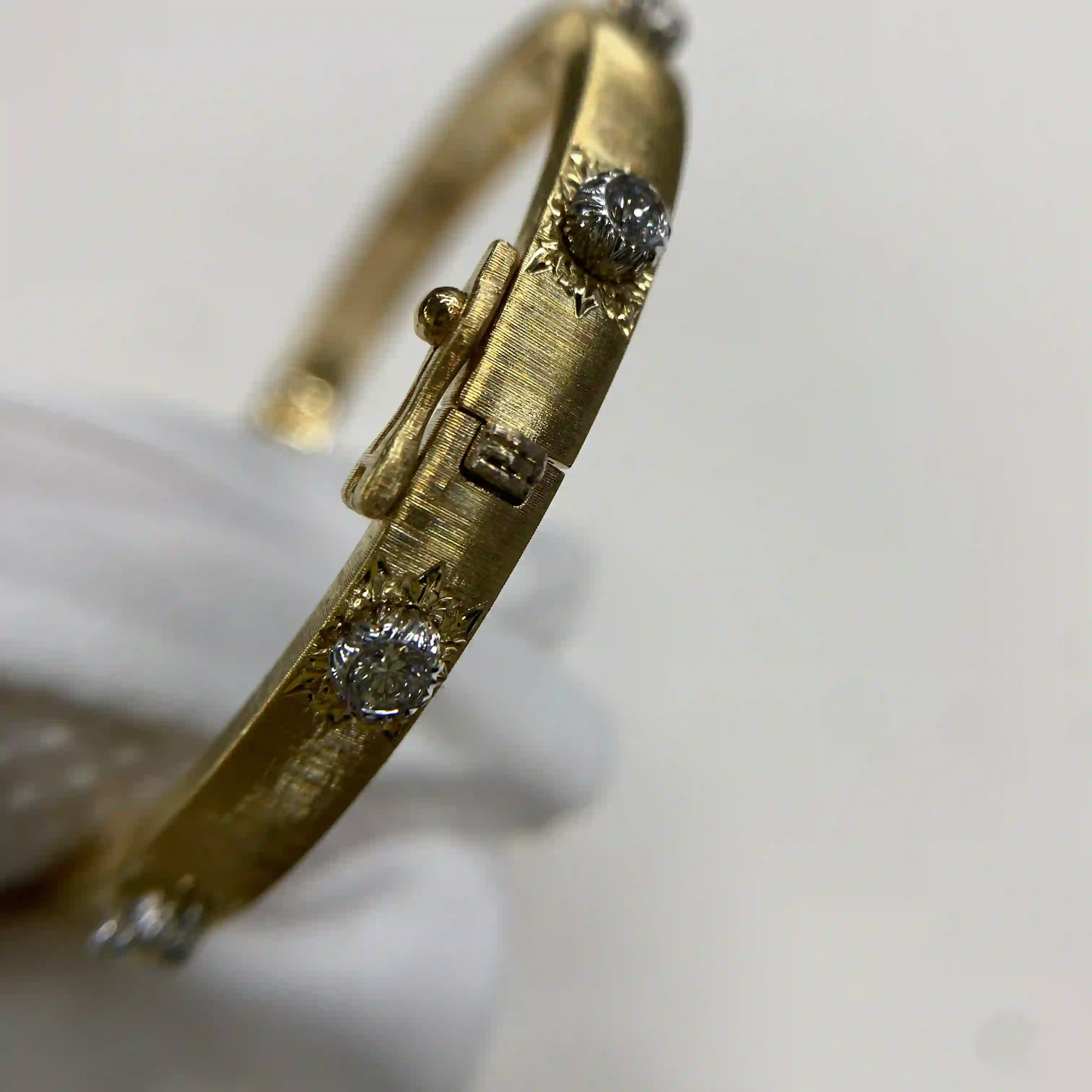 18K Yellow Gold and Diamond Buccellati Classica Macri Bangle Bracelet JAUBRA007093 (4) 18K Yellow Gold and Diamond Buccellati Classica Macri Bangle Bracelet JAUBRA007093