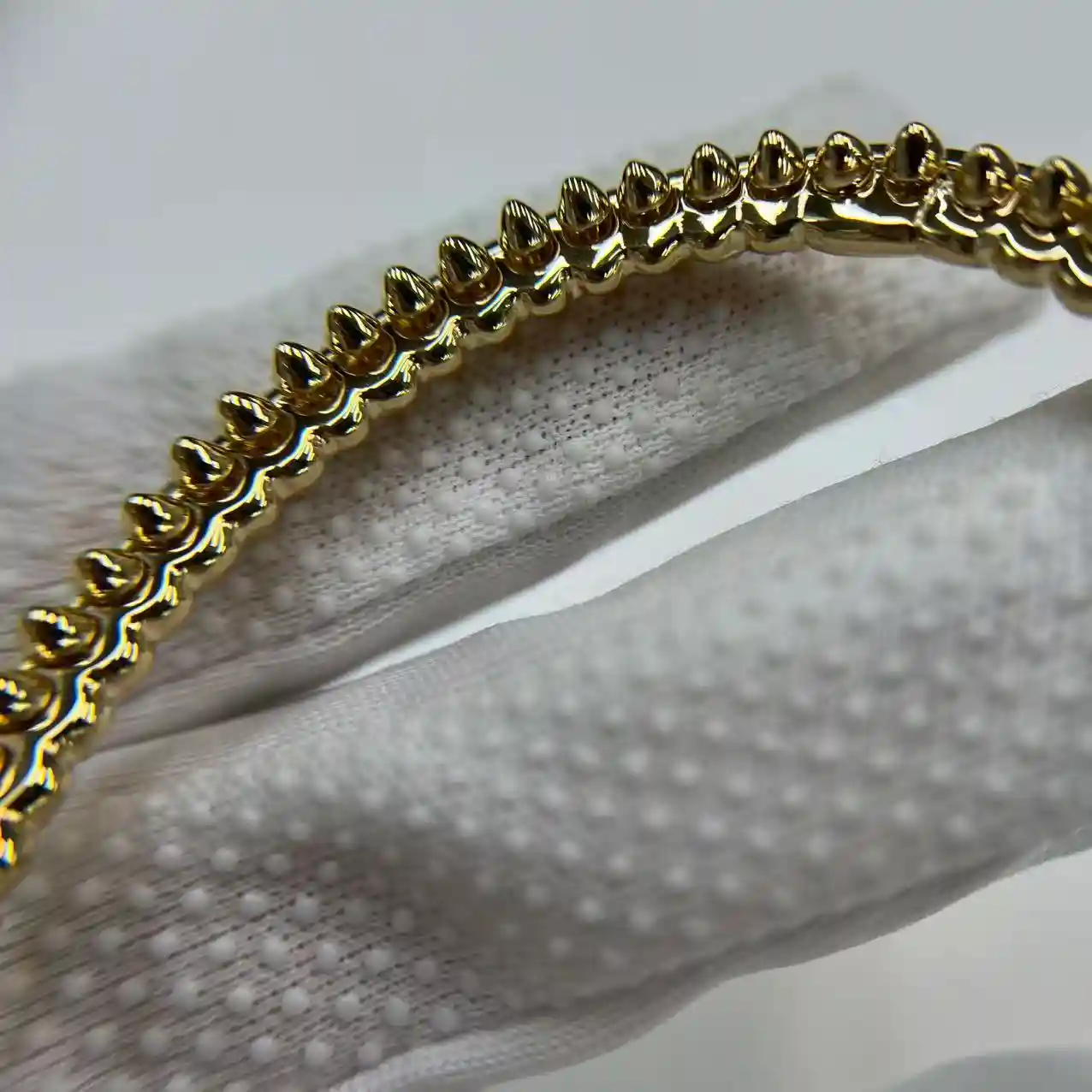 18K Yellow Gold Clash de Cartier Bracelet Small Model Ref. B6081317 (4) 18K Yellow Gold Clash de Cartier Bracelet Small Model Ref. B6081317